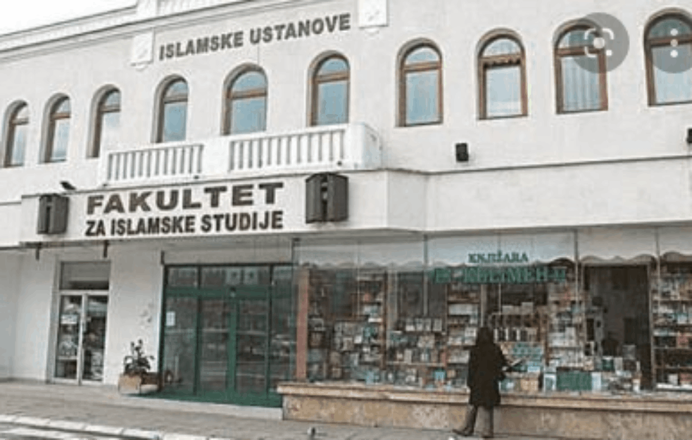 MALOLETNICI POVREĐENI U TUČI U NOVOM PAZARU: Sukob ispred fakulteta za islamske studije!